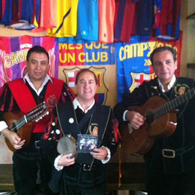 imagen de mariachiss en restaurante